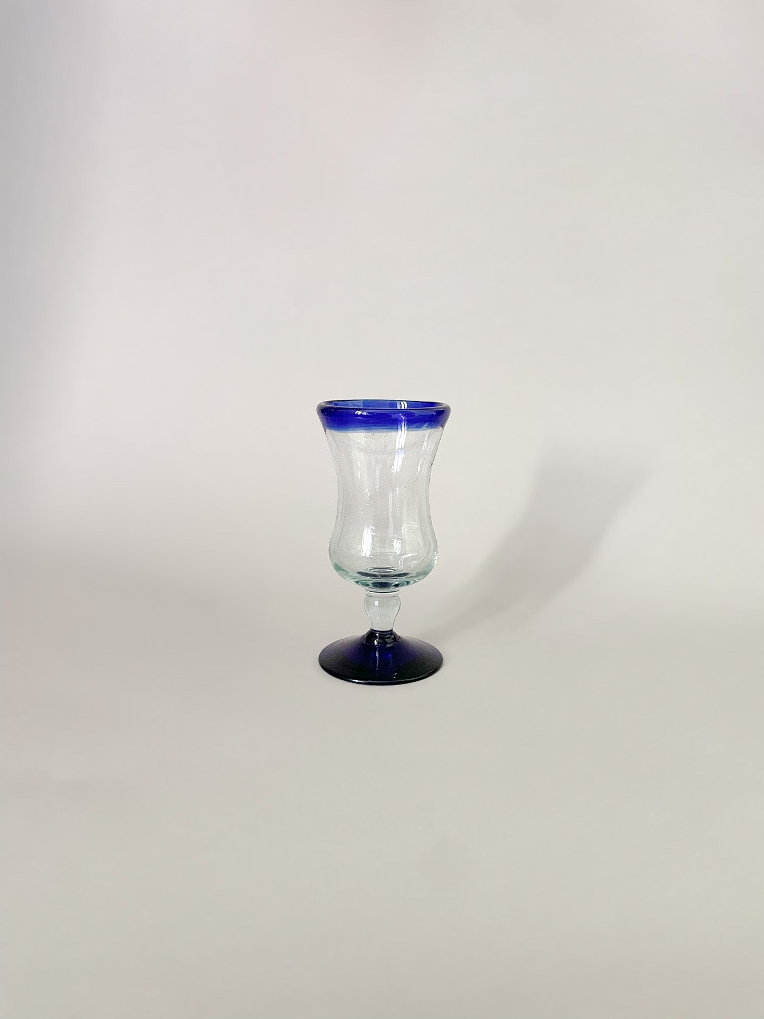 Kieliszek z kobaltowymi akcentami no.4