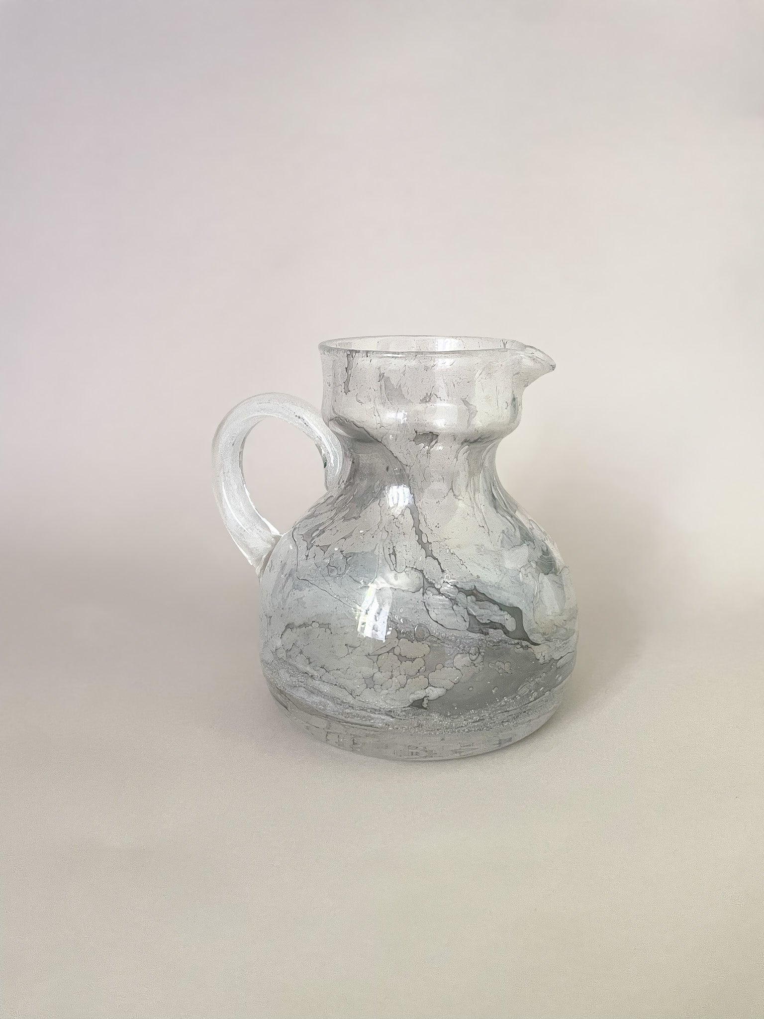 Szklany dzban z barwionego szkła no.1