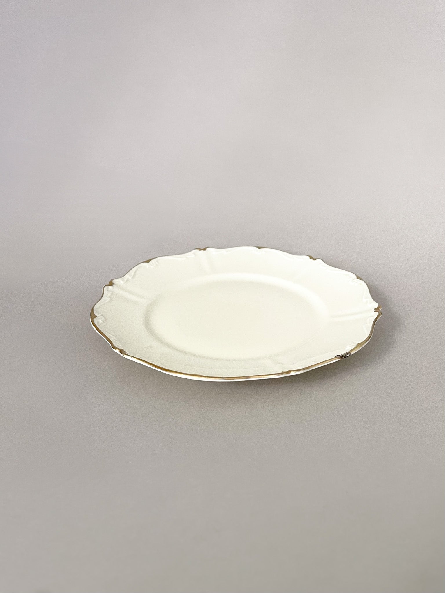 Talerz przystawkowy ze złoconym dekoracyjnym rantem no.3