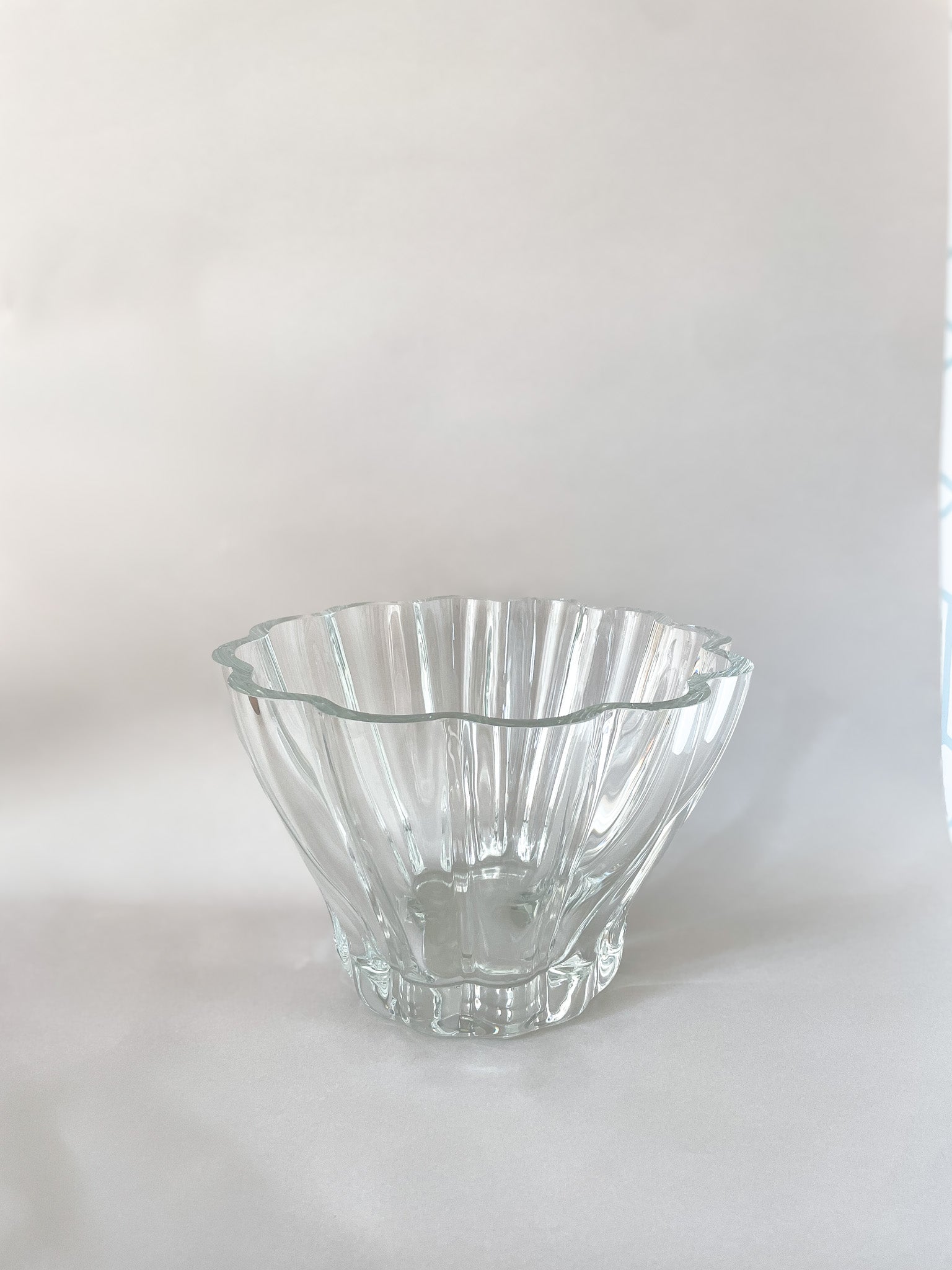 Szklana misa z falowanym rantem no.12