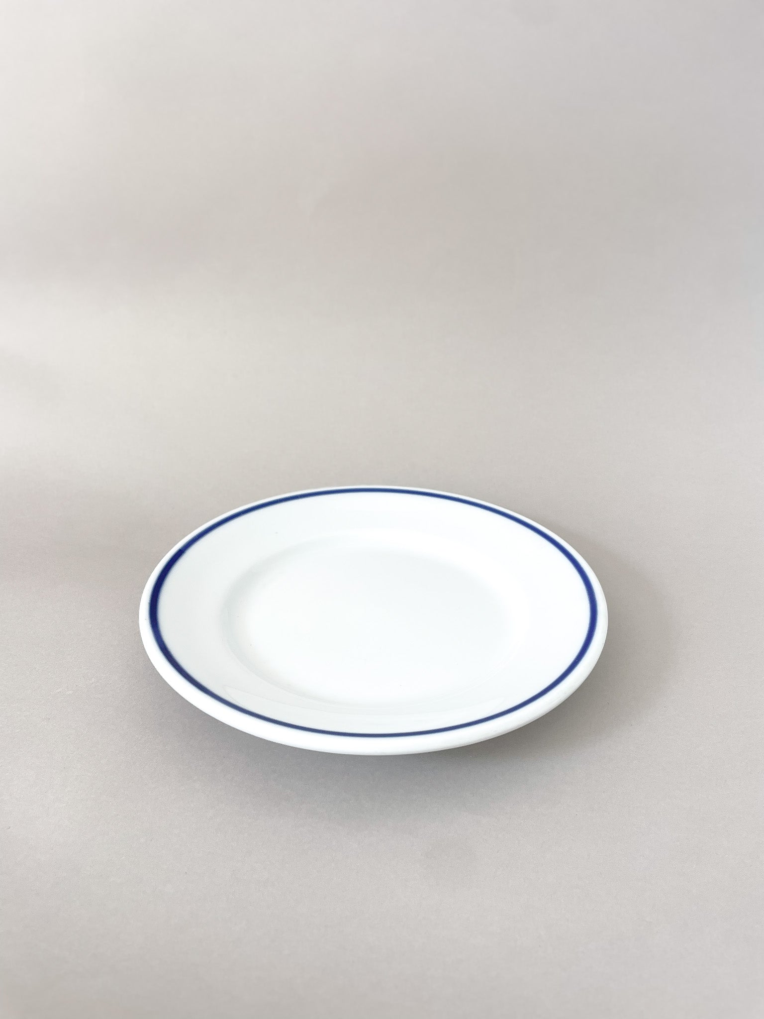 Talerz przystawkowy z niebieskim rantem no.11