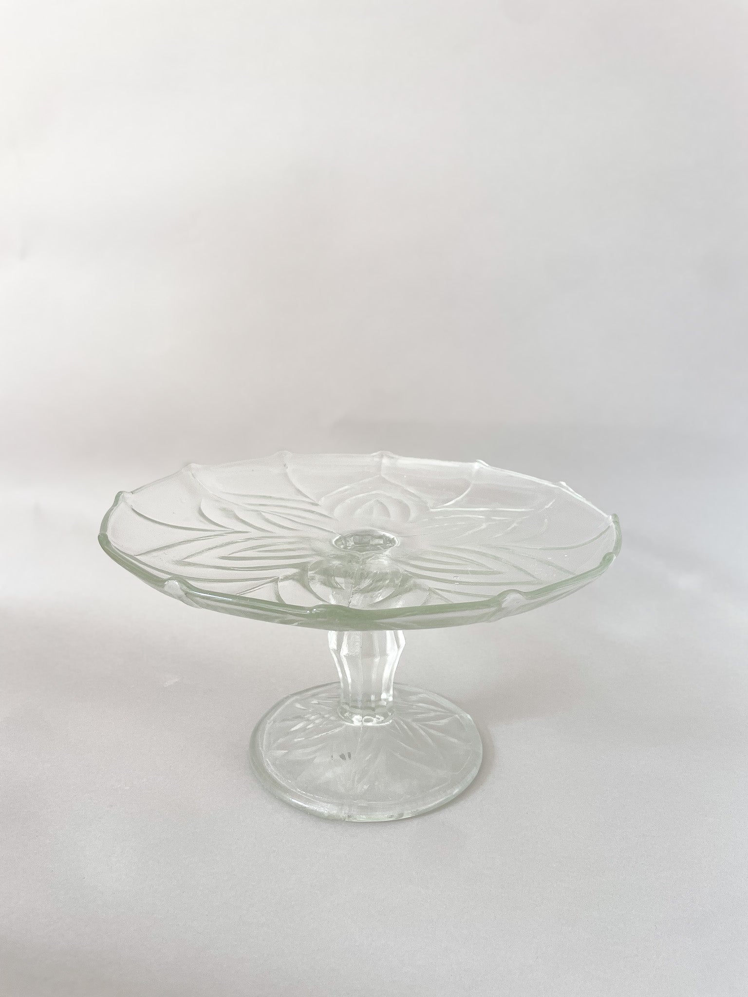 Szklana patera na stopie no.10