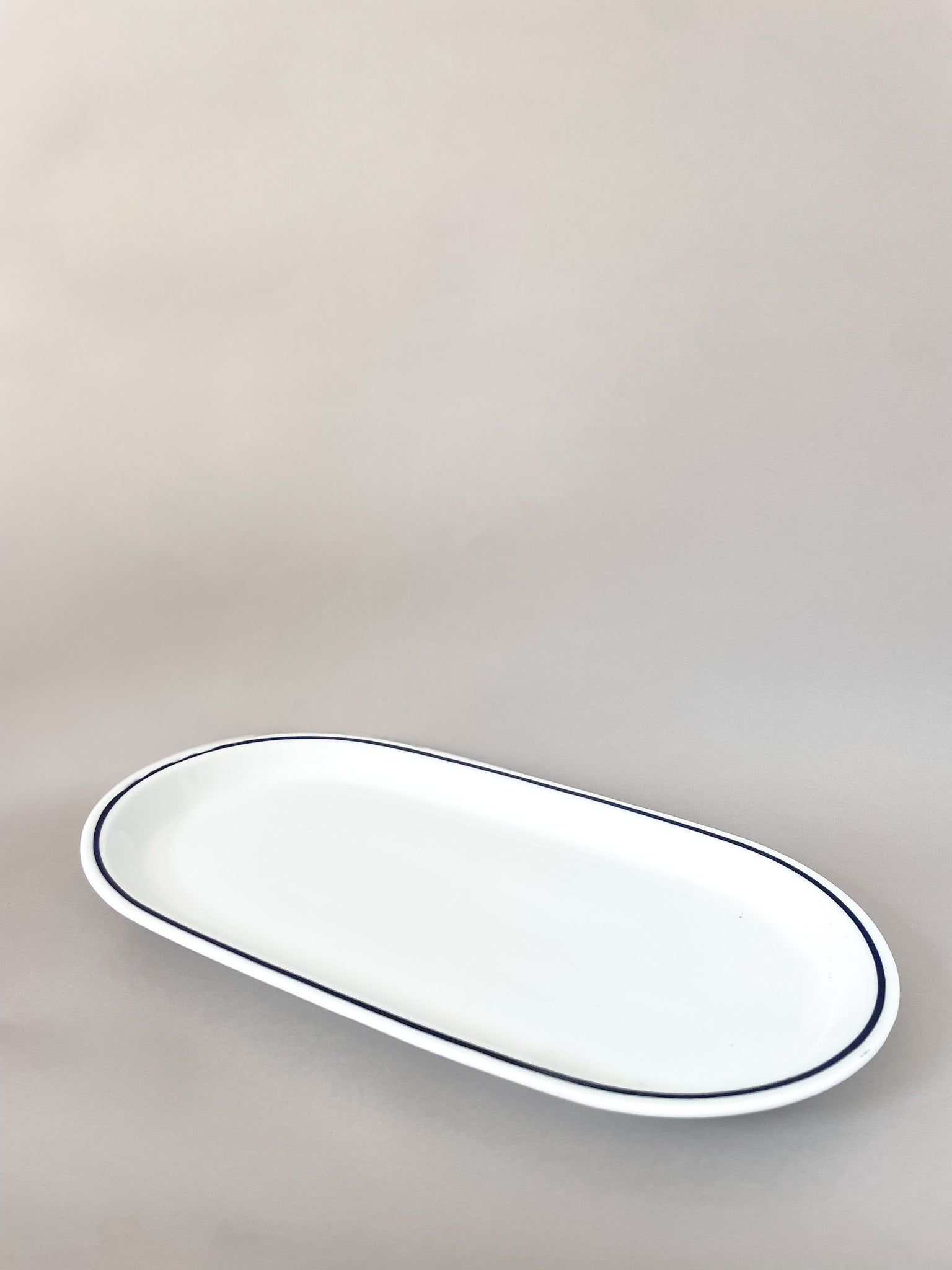 Owalny talerz z niebieską obwódką no.11