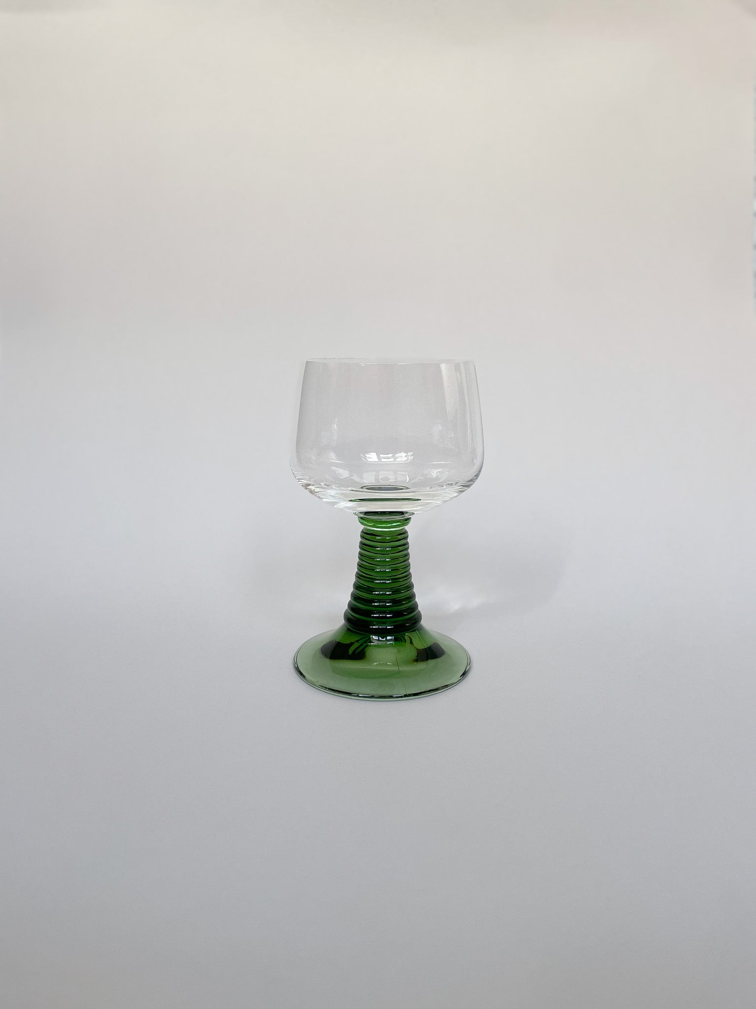 Kieliszek z zieloną nóżką no.23