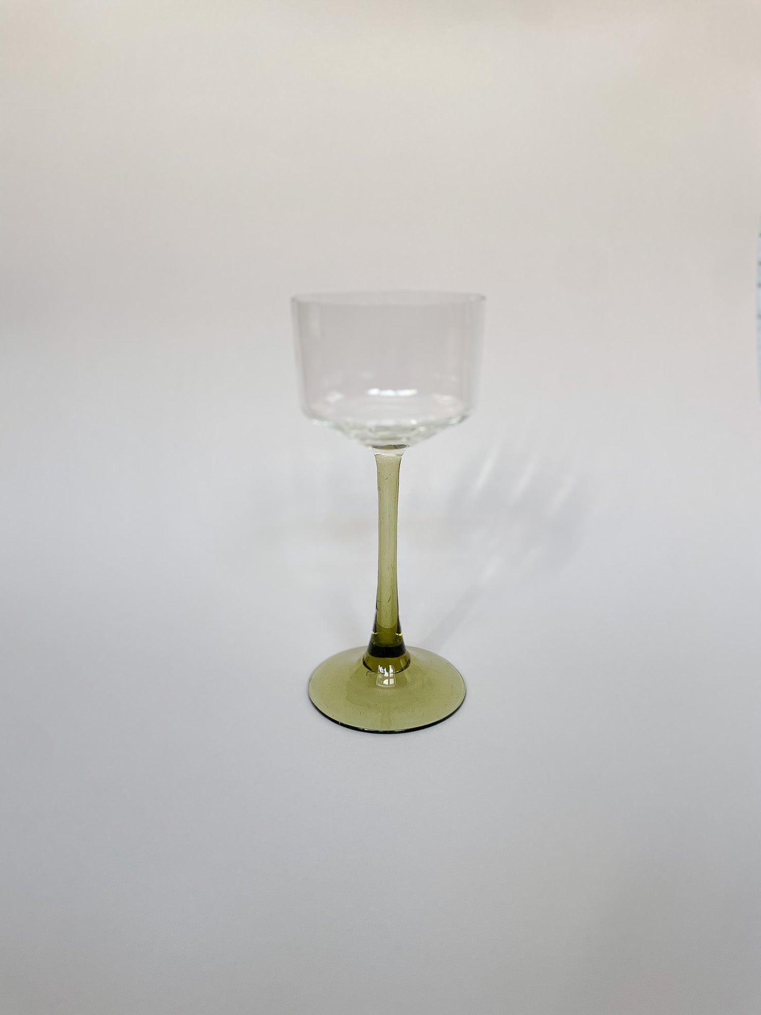 Kieliszek z zieloną nóżką no.24