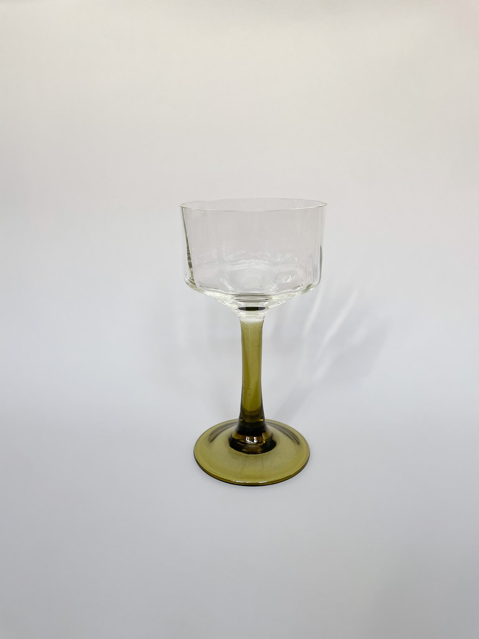 Kieliszek z zieloną nóżką no.25