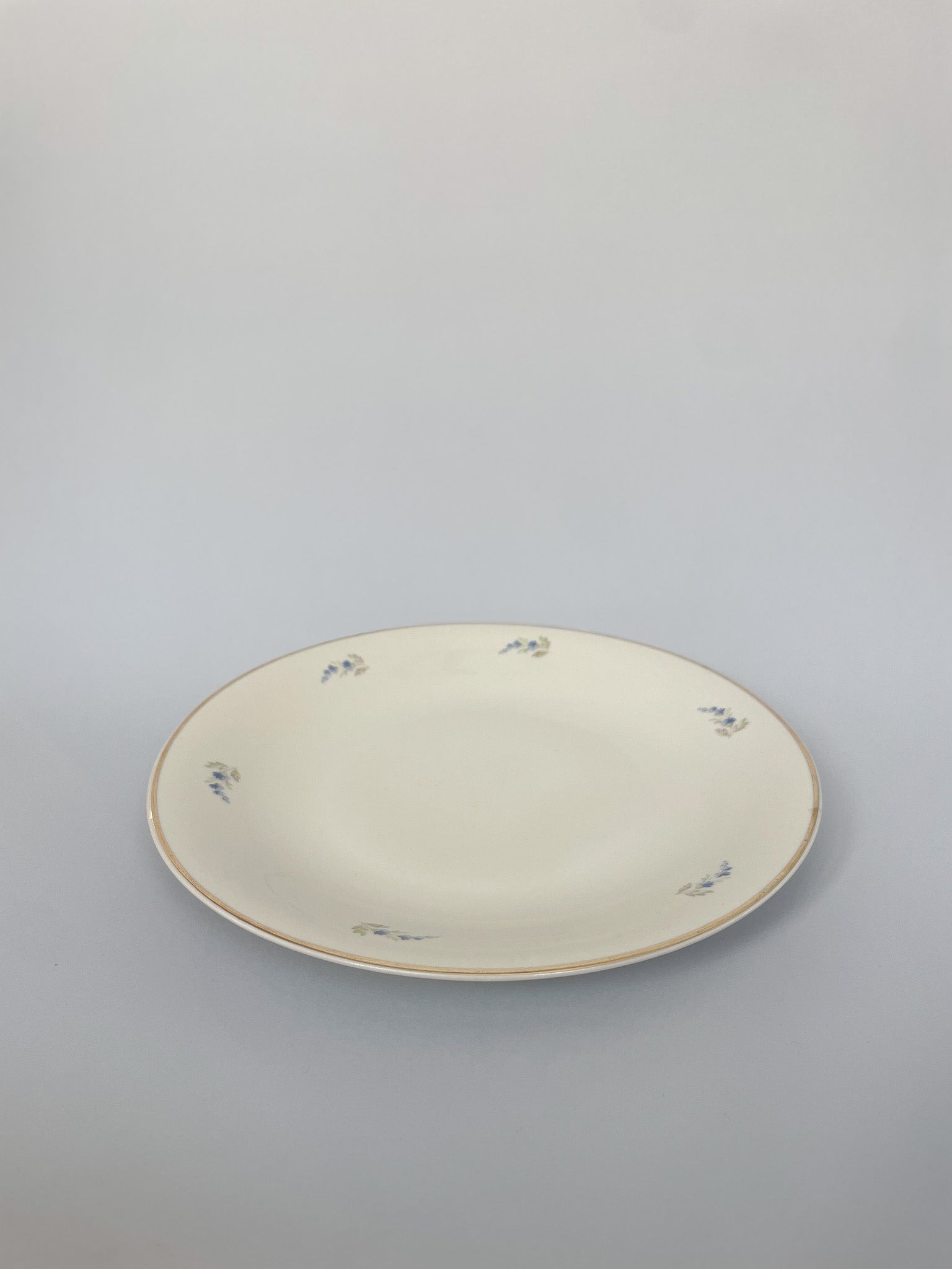 Talerz obiadowy ze złoconym rantem i kwiatami no.3