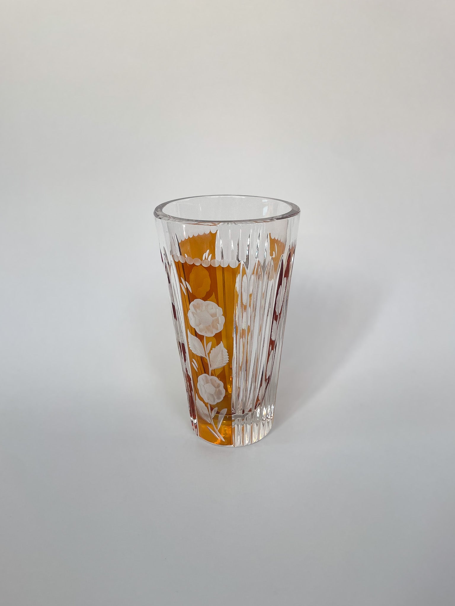 Szklany wazon z florystycznym szlifem no.6